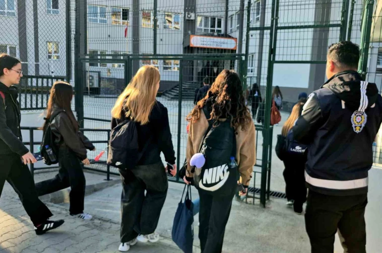 Polis okul önlerinde kuş uçurtmuyor 