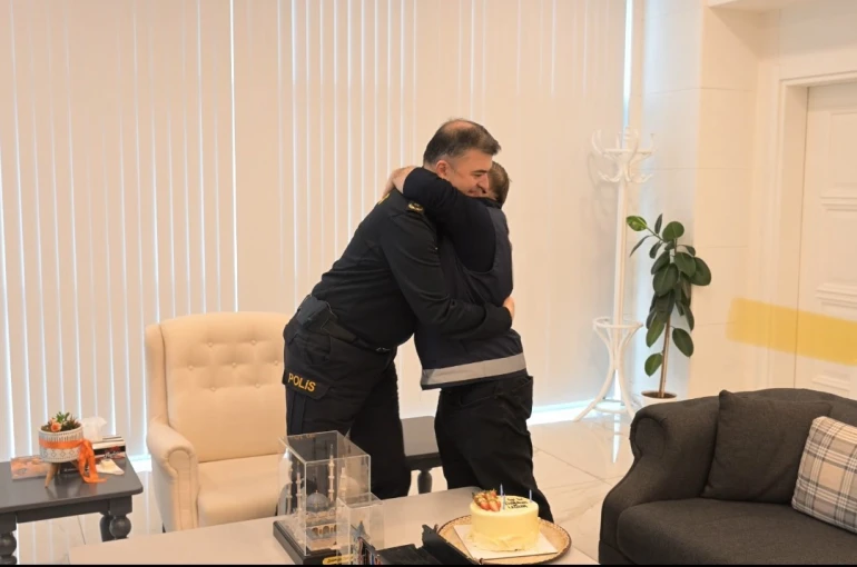 Polis olma hayali kuran gencin özel günü Emniyet’te kutlandı 