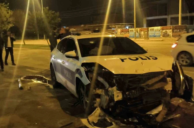 Polis otosuna çarpıp patlamış lastiklerle kaçtı, park halinde bulundu 