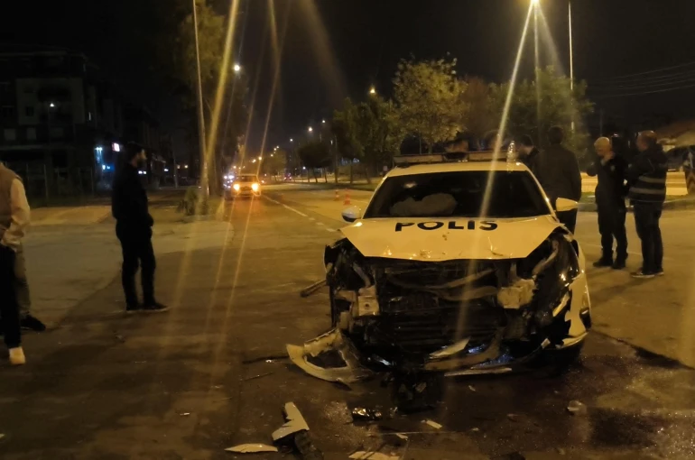 Polis otosuna çarpıp patlamış lastiklerle kaçtı, park halinde bulundu