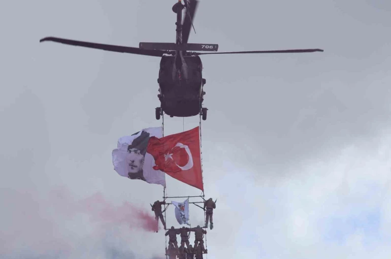 Polis özel harekatın helikopterli gösterisi nefes kesti 