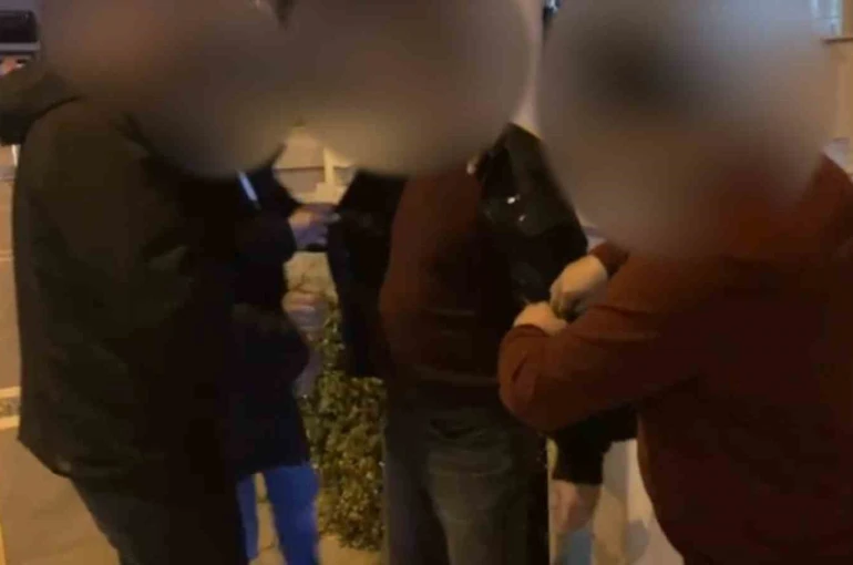 Polis, ’rüşvet dolarları’nı ele geçirdi