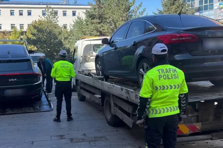 Polis sanal devriye ile drift yaptığını tespit ettiği sürücülere 46 bin TL ceza kesti 