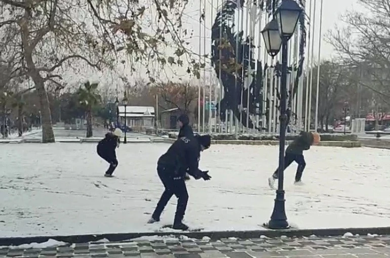 Polis ve çocuklardan kartopu keyfi 