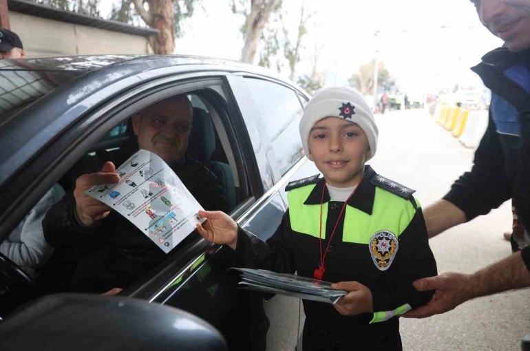 Polis ve jandarma kamuflajı ile denetim yapan depremzede çocuklar yürekleri ısıttı 