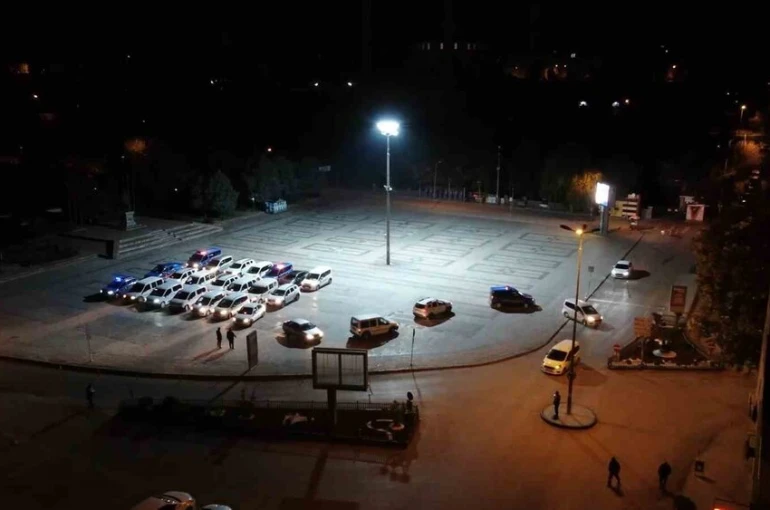 Polis ve jandarmadan eş zamanlı "şafak" operasyonu: Çok sayıda firari hükümlü yakandı 