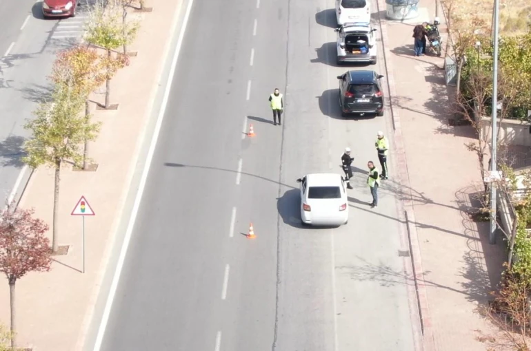 Polisi görünce sürücü değiştirdiler, drondan kaçamadılar