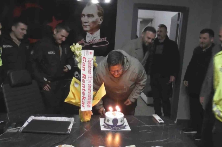 Polisi karşılarında görünce önce rol icabı kavga ettiler sonra pasta kestiler 