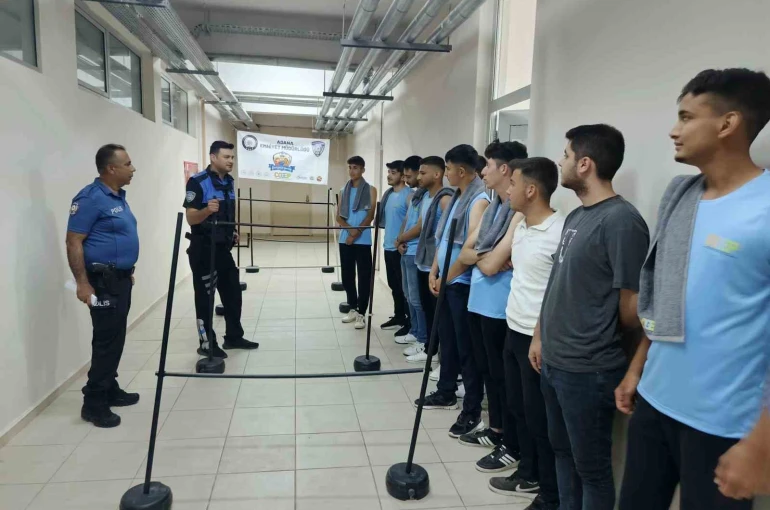 Polisin eğitim verdiği gençler astsubaylığı kazandı