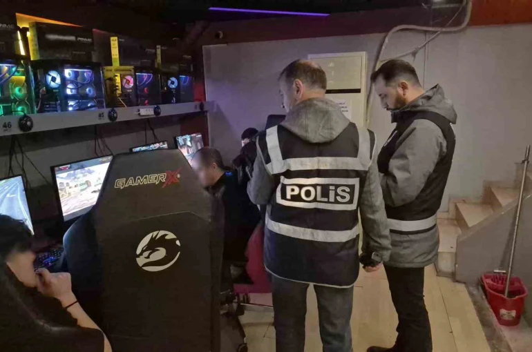 Polisin internet kafede yakaladığı çocuklar panik yaşadı