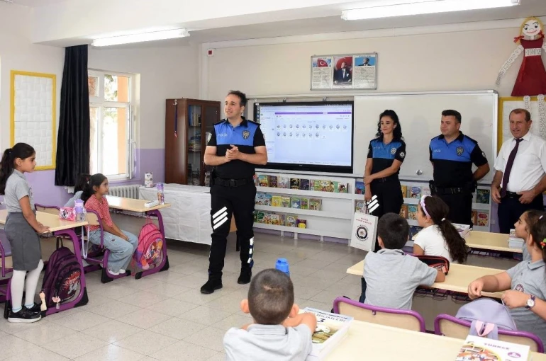 Polislerden öğrencilere kitap hediyesi 