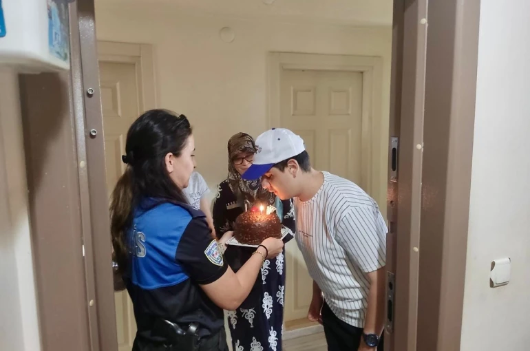 Polislerden özel çocuğa unutulmaz sürpriz 