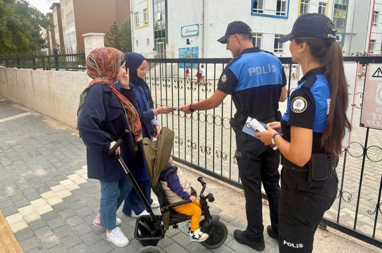 Polislerden velilere güvenli eğitim bilgilendirmesi 