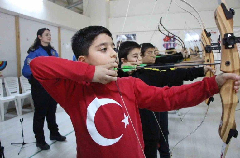 Polislerin desteğiyle okçu oldular 
