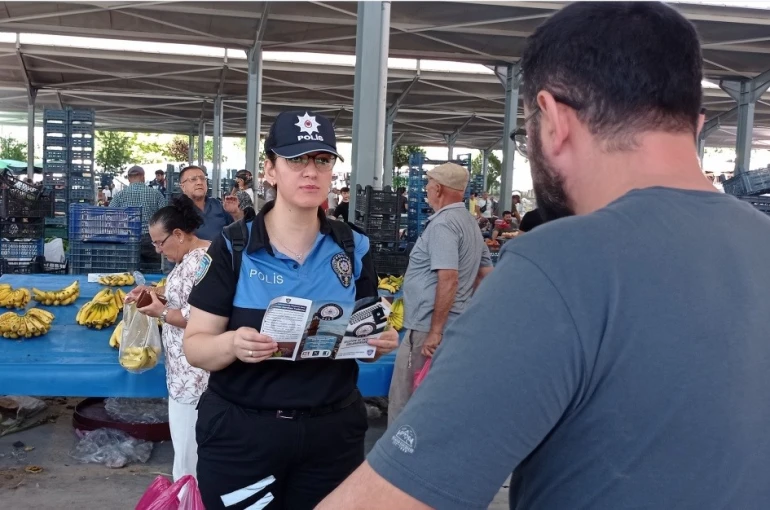 Polisten dolandırıcılık ve suçlara karşı bilgilendirme çalışması 