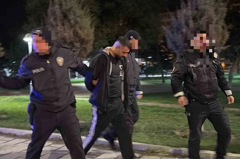 Polisten kaçarken, yola fırlattığı kağıttan uyuşturucu çıktı 