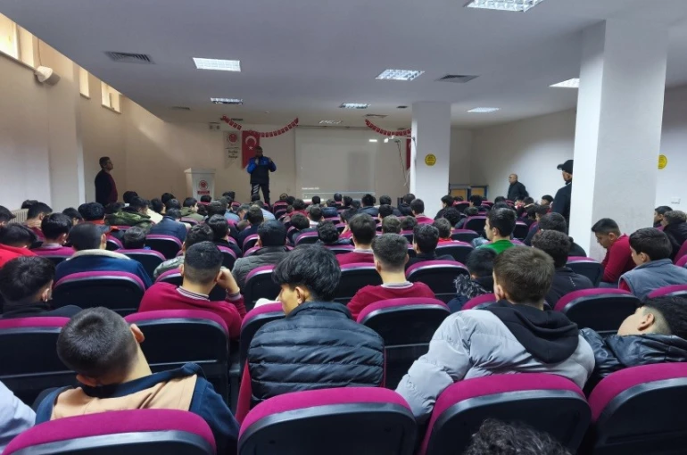 Polisten Niğde’de vatandaş ve öğrencilere yönelik bilgilendirme çalışmaları