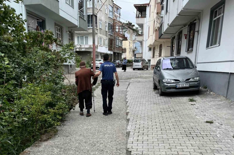 Polisten örnek davranış: Ekipler kayıp yaşlıyı evine götürdü 