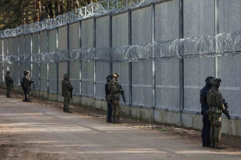 Polonya, Belarus sınırına yeni bariyer inşa edecek 
