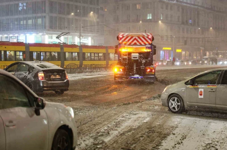 Polonya’da kar esareti: Yüzlerce araç yollarda kaldı 