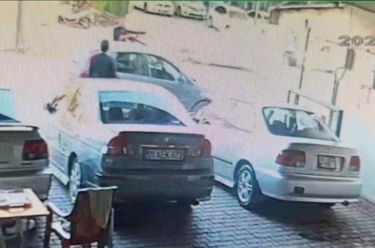 Pompalı tüfekle iş yerine ateş açtı 