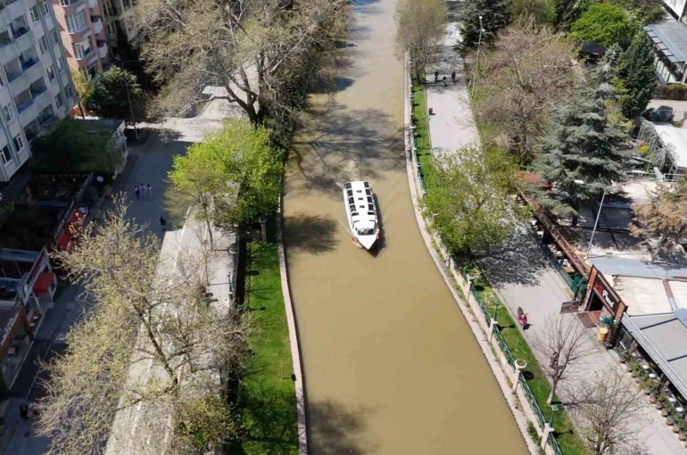 Porsuk Çayı kahverengiye döndü 