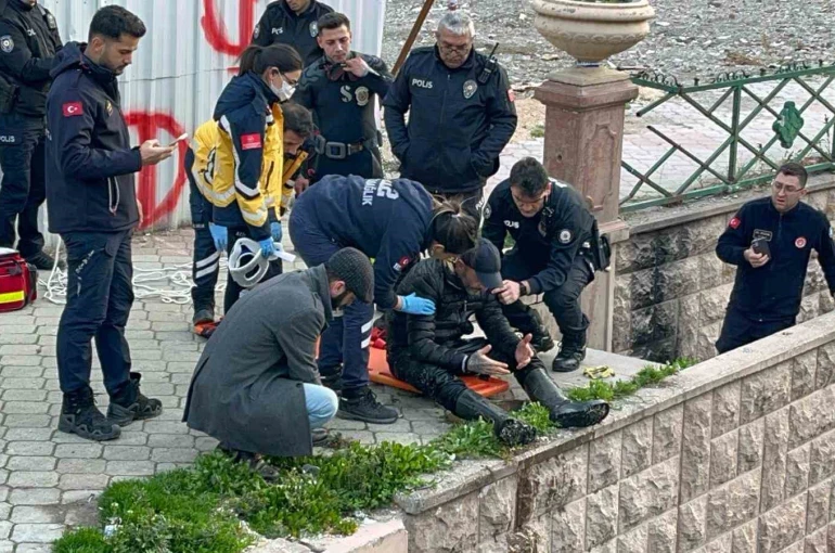 Porsuk Çayı’na düşen şahıs sarkıtılan iple çıkarıldı 