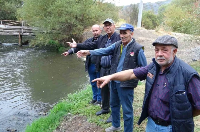 Porsuk Çayı’ndaki kirlilik köylüleri mağdur ediyor