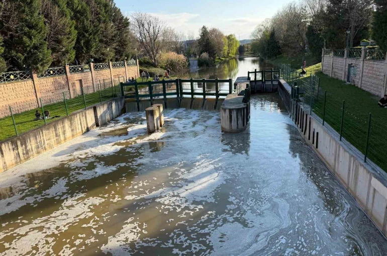 Porsuk Çayı’nın yüzeyi köpükle kaplandı 