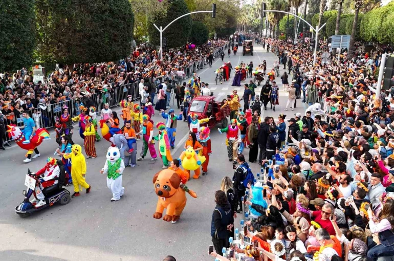 Portakal Çiçeği Karnavalı’nda renkli kortej