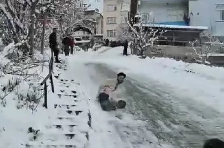 Poşetle kayan gençler hızını alamayarak bahçeye uçtu 