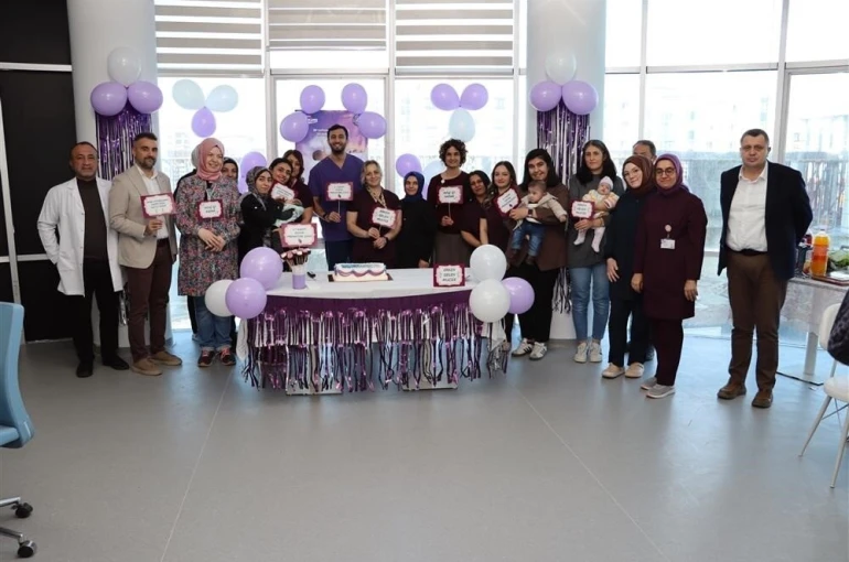 Prematüre bebeklere pastalı kutlama