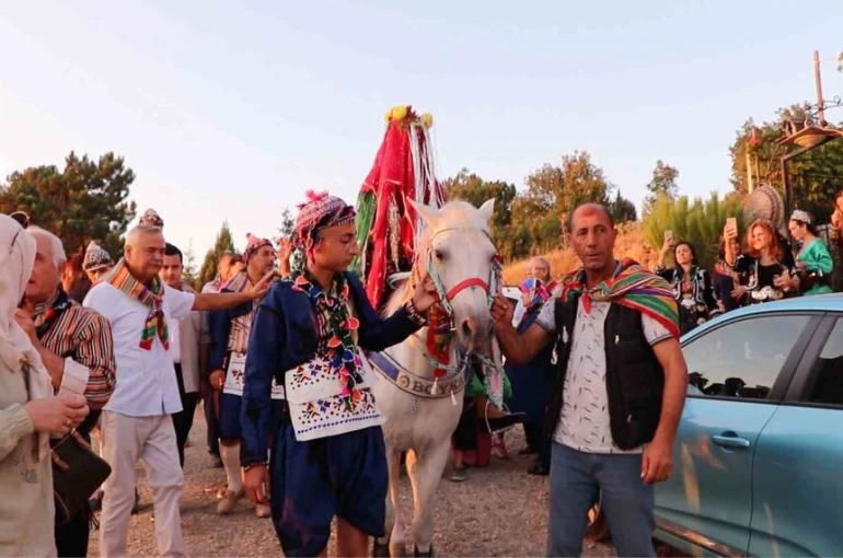 Profesörle doçent, Yörük kıyafetiyle köy düğünü yaptı 