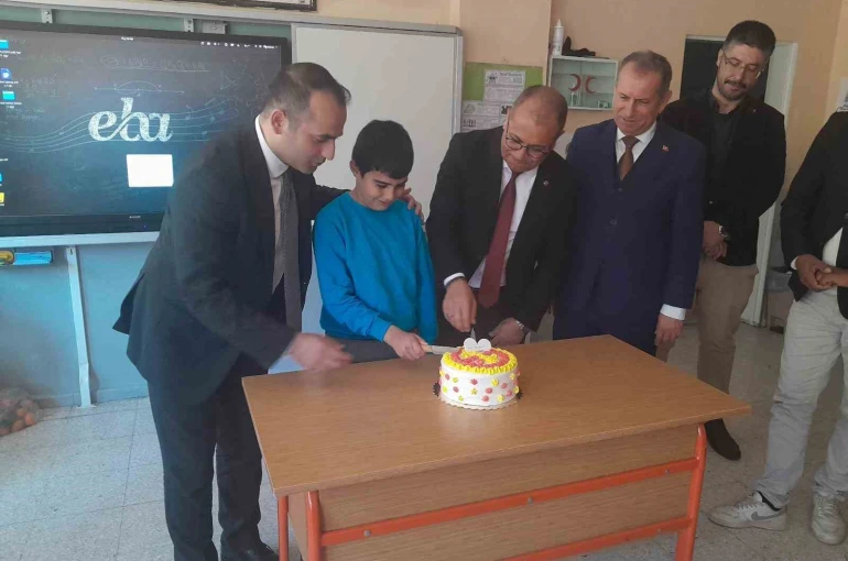 Protokolden ilkokul öğrencisi Şener’e doğum günü sürprizi 