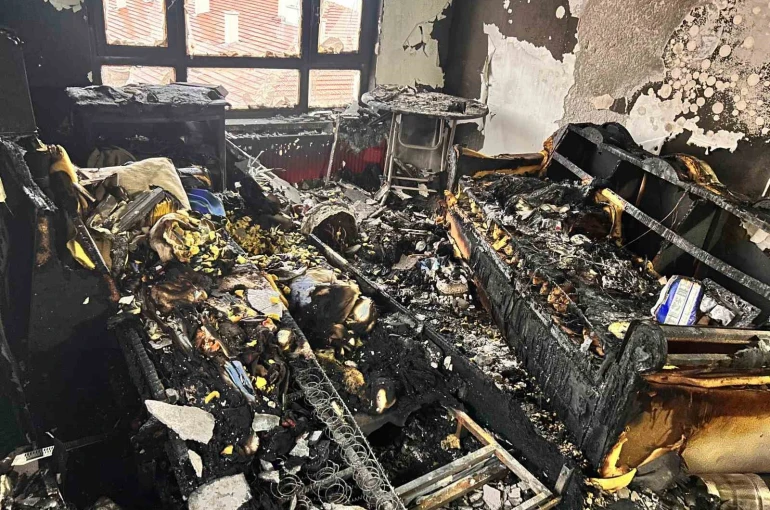 Psikolojik sorunları olduğu iddia edilen kişi evini ateşe verdi, balkona çıkıp izledi 