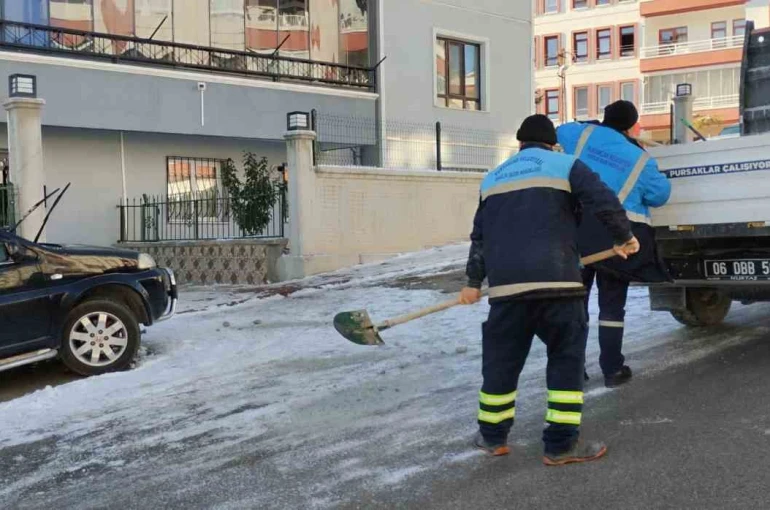 Pursaklar Belediyesi’nden buzlanmaya karşı önlem 