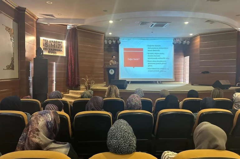Pursaklar’da toplumsal değerlerin korunması ve bilinçli medya kullanımına yönelik seminer