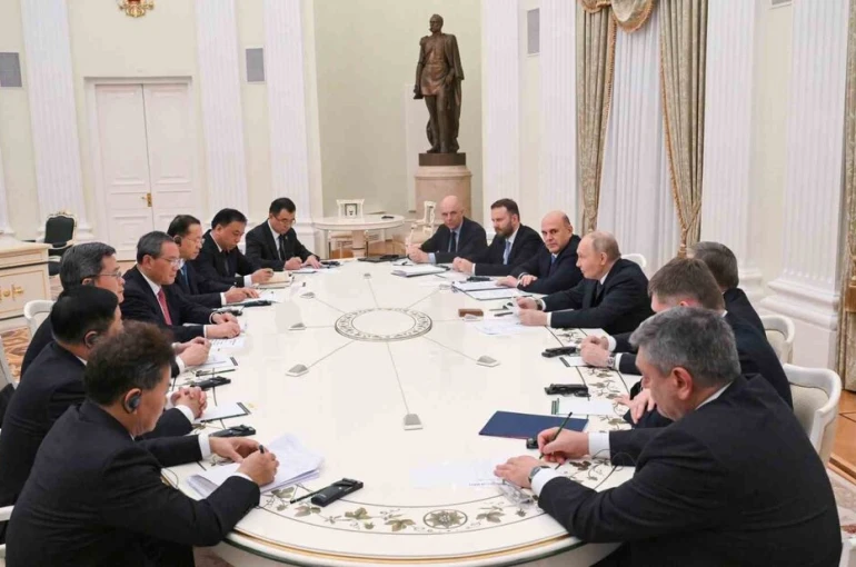 Putin, Çin Başbakanı Li ile bir araya geldi