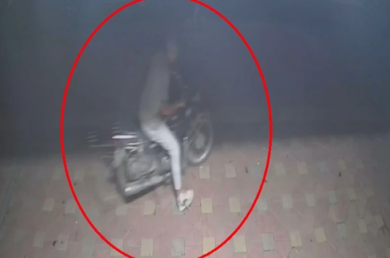 Rahatlığıyla pes dedirten hırsız, saniyeler içerisinde motosiklete kendi malı gibi binip gitti