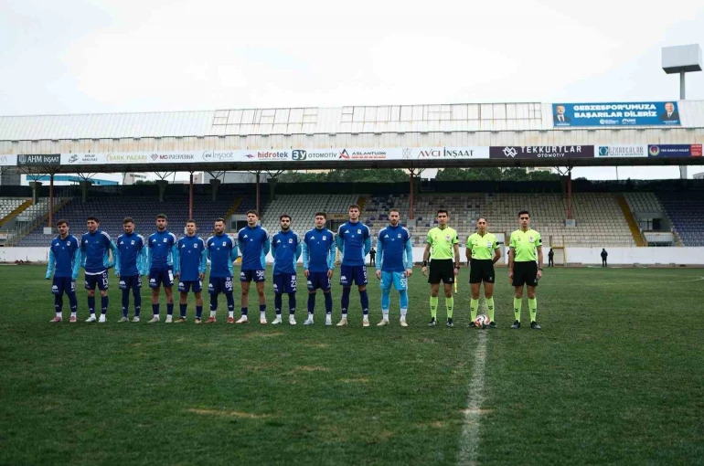 Rakip maça çıkmayınca kendi aralarında çift kale maç yaptılar