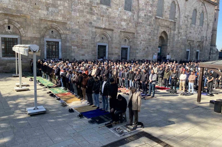 Ramazan’ın ilk Cuma’sı Ulucami doldu taştı 