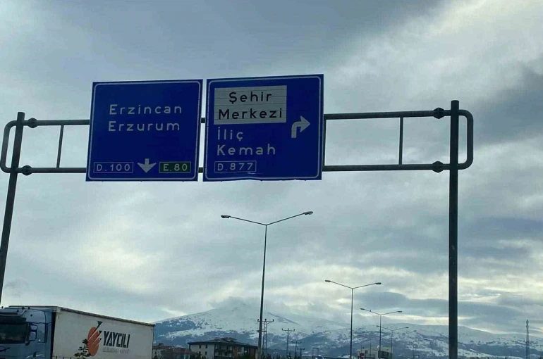 Refahiye yol ayrımındaki tabelada "Kemaliye" eksikliği tepki çekti 