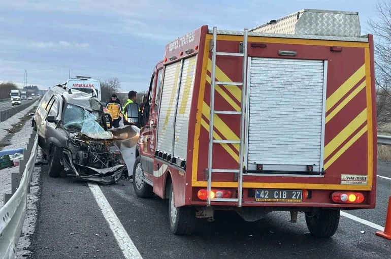 Refüje çarpan hafif ticari araç ile tır çarpıştı: 1 ölü 