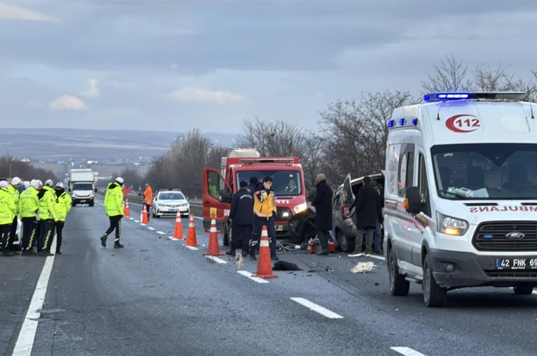 Refüje çarpan hafif ticari araç ile tır çarpıştı: 1 ölü