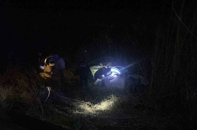 Refüje çarpan otomobil, dere yatağına düştü: 1 ölü, 3 yaralı 