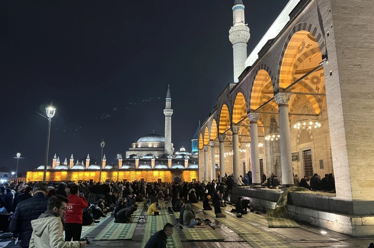 Regaib Kandili'nde eller semaya açıldı