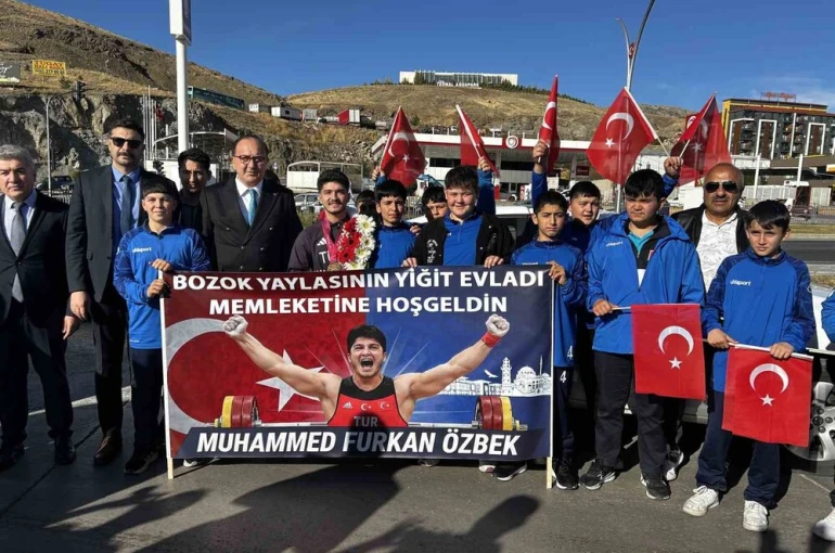 Rekor kırarak dünya şampiyonu olan milli halterci Muhammed Furkan Özbek, memleketinde davul ve zurna ile karşılandı
