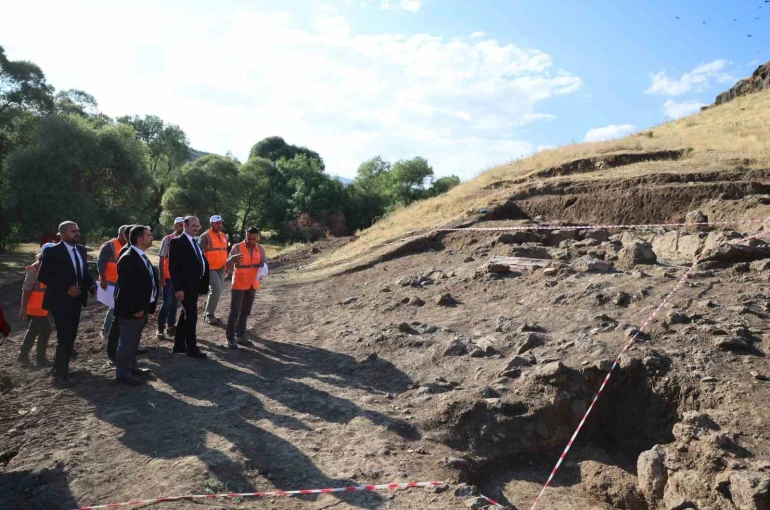 Rektör Hacımüftüoğlu, Parmaksız Kale höyük kazı alanında incelemelerde bulundu