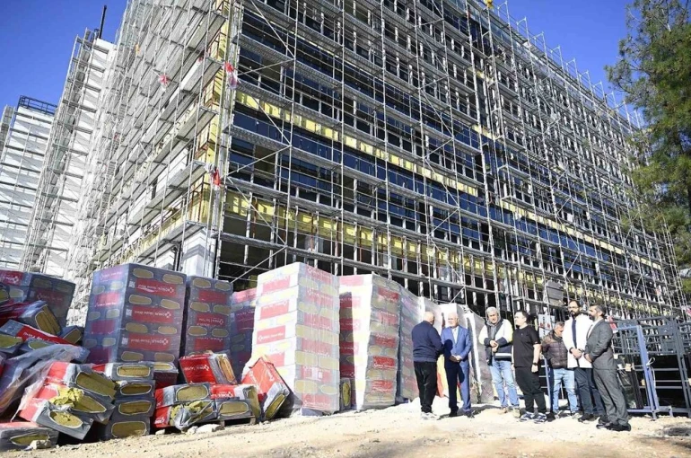 Rektör Savaş, diş hastanesi inşaatını yerinde inceledi 