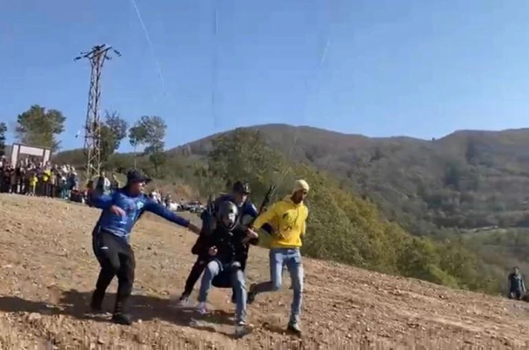 Renkli festivalde kısa süreli korku: Paraşütçü kayaya çarptı 